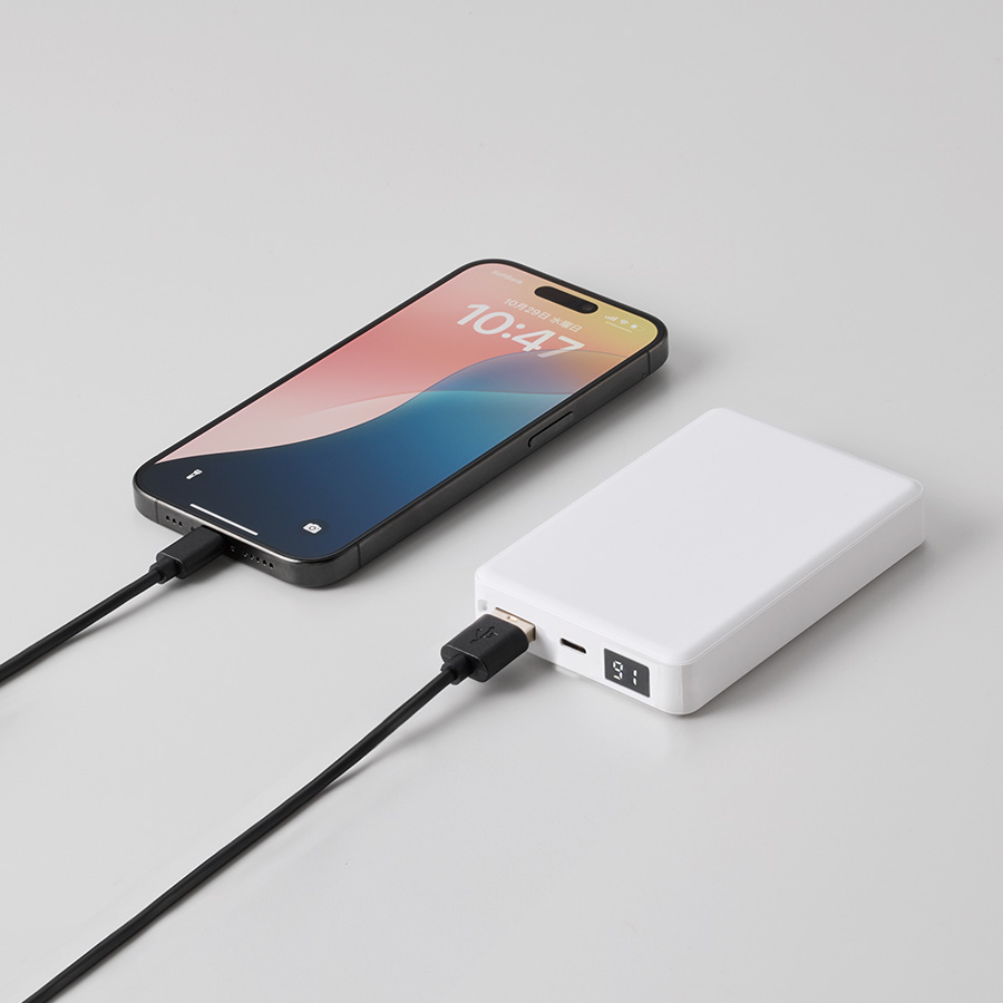 モバイルチャージャー8000　デジタル表示付