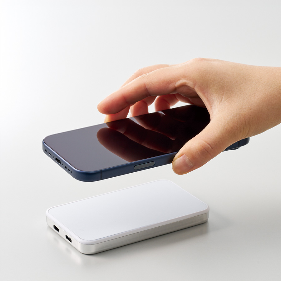 マグネット対応モバイルチャージャー5000（凖固体使用）