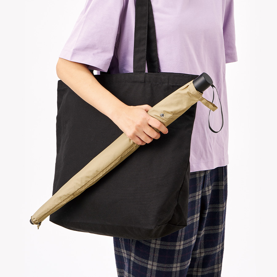 たたんでも伸ばしても使えるUV傘