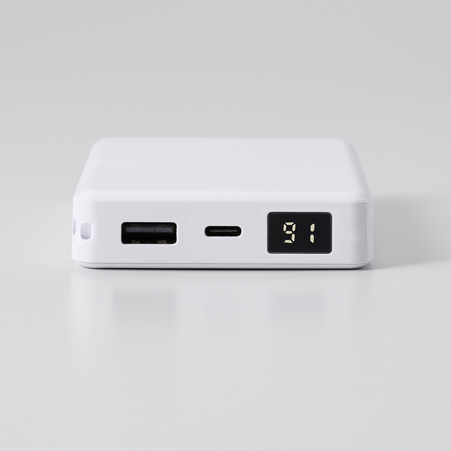 【先行掲載】モバイルチャージャー8000　デジタル表示付