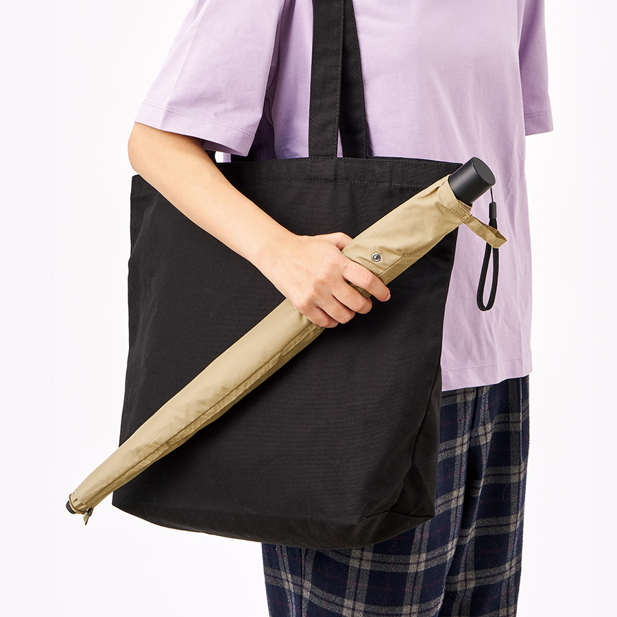 【先行掲載】たたんでも伸ばしても使えるUV傘