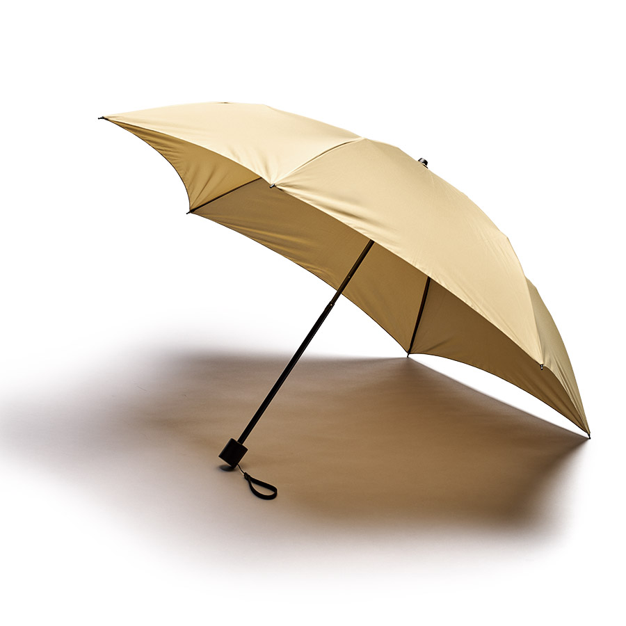 【先行掲載】たたんでも伸ばしても使えるUV傘