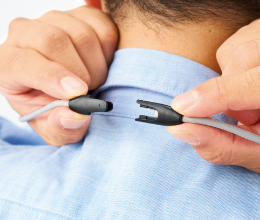 安全パーツ付き!ドアノブ等に引っかかっても外れ、首のケガや窒息事故を防ぎます。