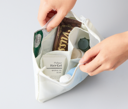 ポーチは5つのポケット付きで収納力抜群！