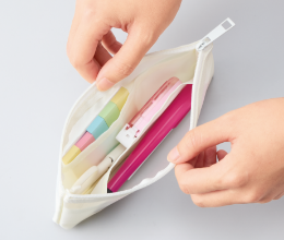 ペンケースには3つのポケット付きで、ペンや付箋など分けて収納もできる！