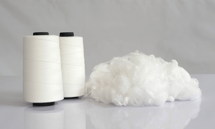 ポリエステルとは？ナイロンとの違いと素材の特徴をわかりやすく解説